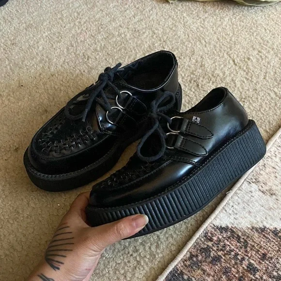 T.U.K. Black leather creepers platform shoes with lace-up detail - Picture 2 of 6